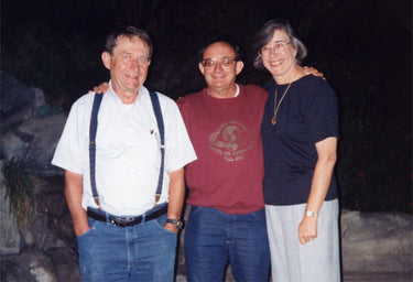 1990s - Dr. Bronner atteint de la maladie de parkinson laisse les rênes de la société à Jim, sa femme Trudy et Ralph.